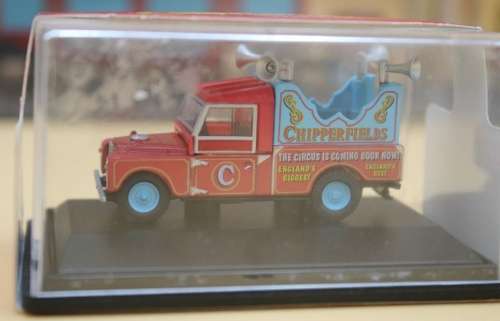Chipperfields Circus Loudspeaker LandRover Series 1 - 109` 1:76 Oxford mint NEW+boxed MWS. CH025