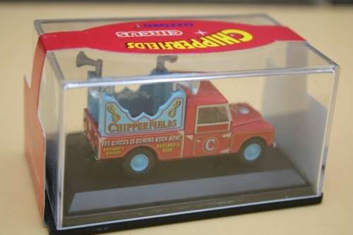 Chipperfields Circus Loudspeaker LandRover Series 1 - 109` 1:76 Oxford mint NEW+boxed MWS. CH025