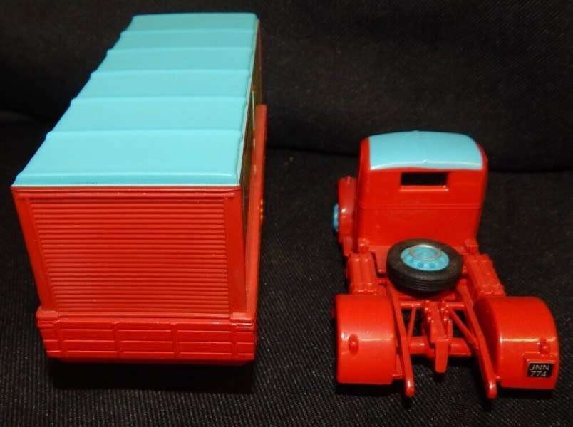 Bedford O articltd truck Chipperfields Circus 1:50 pre-owned, near mint, no marks MWS. CH97303