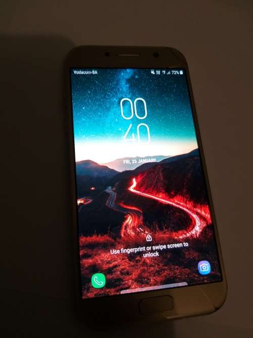 Samsung Galaxy A5 2017! Slightly Cracked.