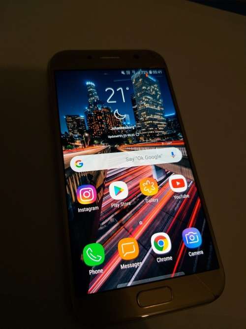 Samsung Galaxy A5 2017! Slightly Cracked.