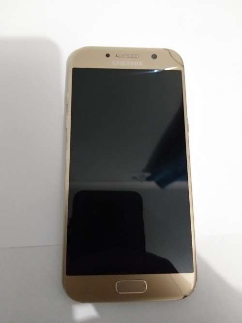 Samsung Galaxy A5 2017! Slightly Cracked.