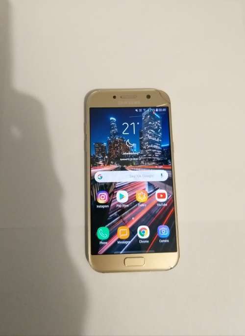 Samsung Galaxy A5 2017! Slightly Cracked.