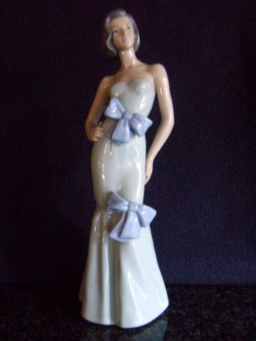 NAO/Lladro BOXED "THE OUTING" - 0200/1206 SCULPTOR - Francisco Catala Excellent Condition