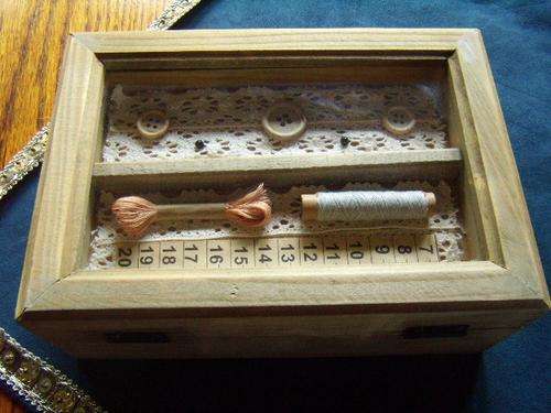 Wooden Sewing Box with 3D Decotated Lid. Detachable Inner Slide drawer - Stunning Condition