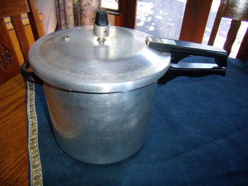 Oster large Pressure Cooker - Complete with Valve - Lovely Condition