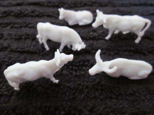 10 Unpainted Cattle - N-Scale