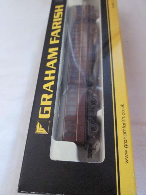 BR MK1 5ft Suburban Compartment 2nd Maroon Coach M46073