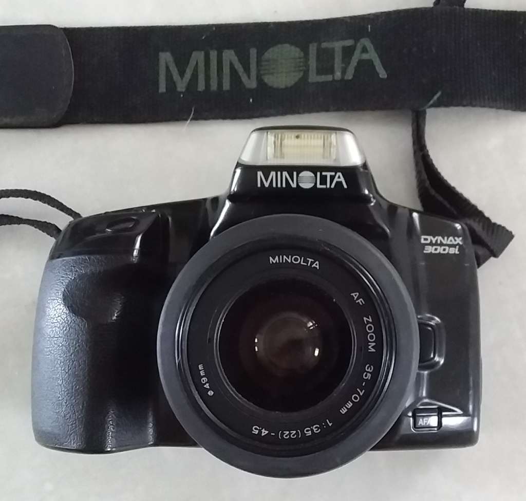 Minolta Dynax 300 si. FILM camera with 35 to 70 Zoom and auto focus and advance.