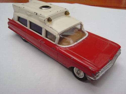 Corgi nr.437 Superior Ambulance on Cadillac Chassis