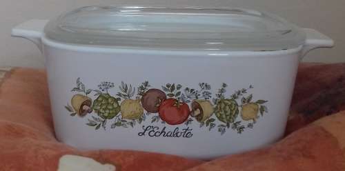 Corningware - la Maryjolaine Range - small casserole dish with a lid in used condition