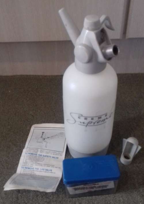 Creme Supreme CREAM WHIPPER - 10 unused gas bottles!