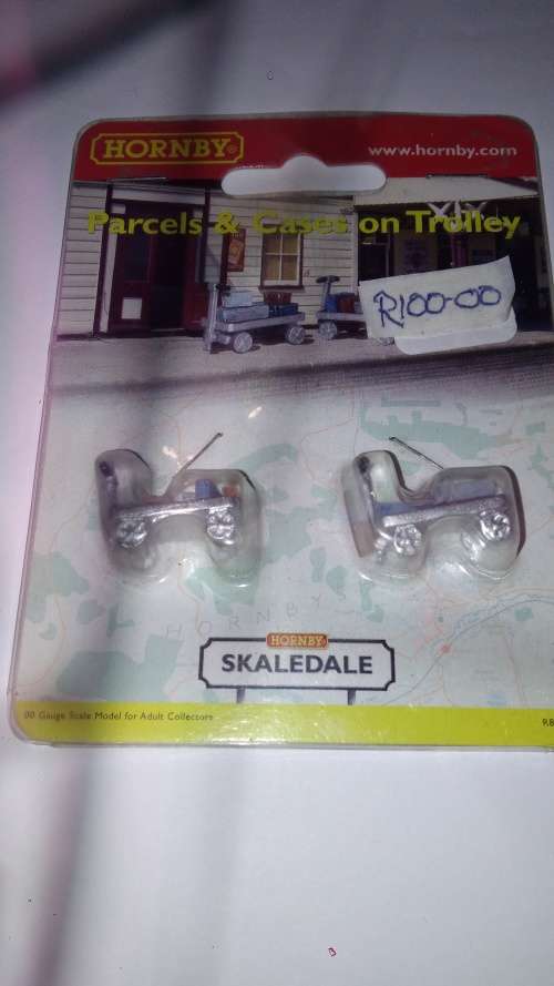 HORNBY : PARCELS & CASES OM TWO TROLLIES