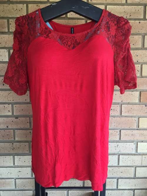 Red Lace and Style - the perfect top!
