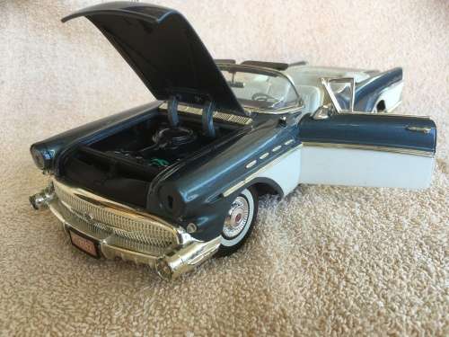 1957 Buick Roadmaster Convertible, Blue & White - Motormax 73152 - 1/18 scale Diecast Model Toy Car