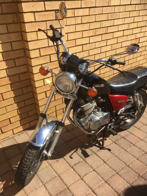 Suzuki GN250 Red and Black (1999)