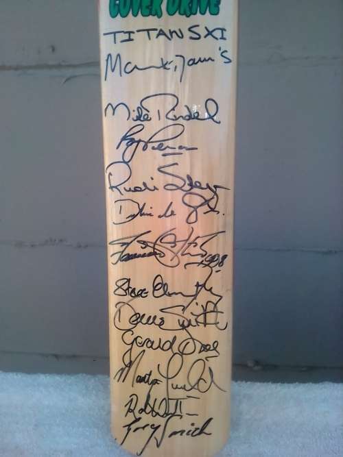 TITANS VI SIGNED BAT
