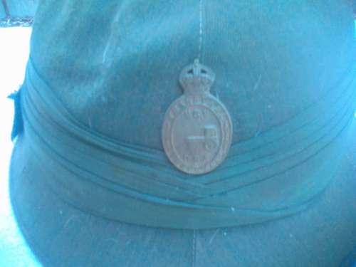 SOUTH AFRICAN PITH HELMET WITH BADGE-PLZ SEE PICS