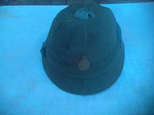 SOUTH AFRICAN PITH HELMET WITH BADGE-PLZ SEE PICS
