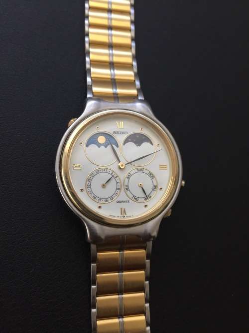 Seiko 7F18-7000 quartz moon watch