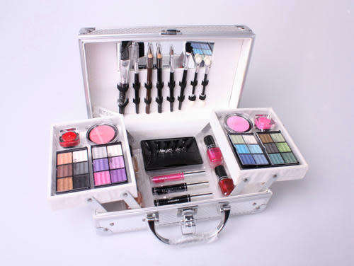 MAGIC COLOR MAKE UP KIT WITH CARRY CASE
