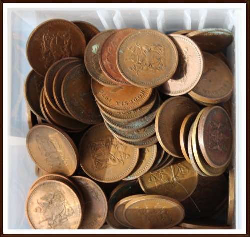 Massive Collection of Rhodesian Coins, Circulated Coins, The Box is No Inclusive, as per Photo.