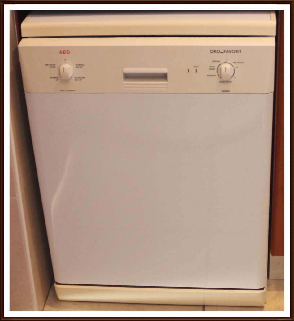 An AEG dishwasher in good condition, (item sold voetstoots), as per Photo.