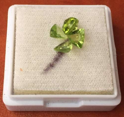 NATURAL GREEN PERIDOT - 1.820cts SET - 4 TRILLION CUT STONES MAKING A FLOWER - SET 1 BID FOR ALL