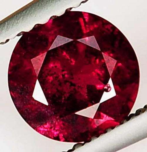 NATURAL GARNET +-0.900 CTS VS1