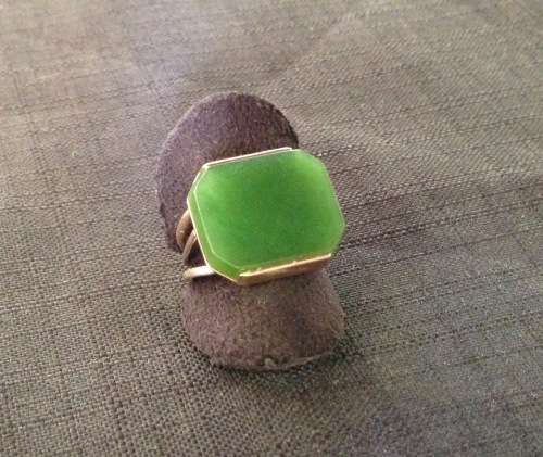 GREEN JADE RING=9ct GOLD=HALLMARKED=BRITISH SIZE M.