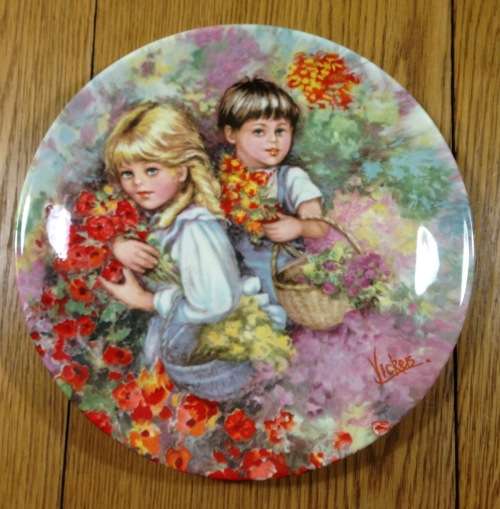 WEDGWOOD of ETRURIA & BARLASTON=1983=OUR GARDEN PLATE=MY MEMORIES SERIES=MARY VICKERS=No. 3967E