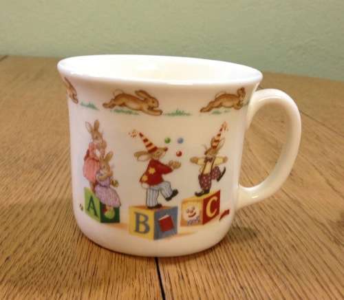 ROYAL DOULTON BUNNYKINS 1936 ALPHABET MUG ABC ENGLISH FINE BONE CHINA ENGLAND.