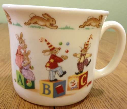 ROYAL DOULTON BUNNYKINS 1936 ALPHABET MUG ABC ENGLISH FINE BONE CHINA ENGLAND.