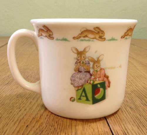 ROYAL DOULTON BUNNYKINS 1936 ALPHABET MUG ABC ENGLISH FINE BONE CHINA ENGLAND.