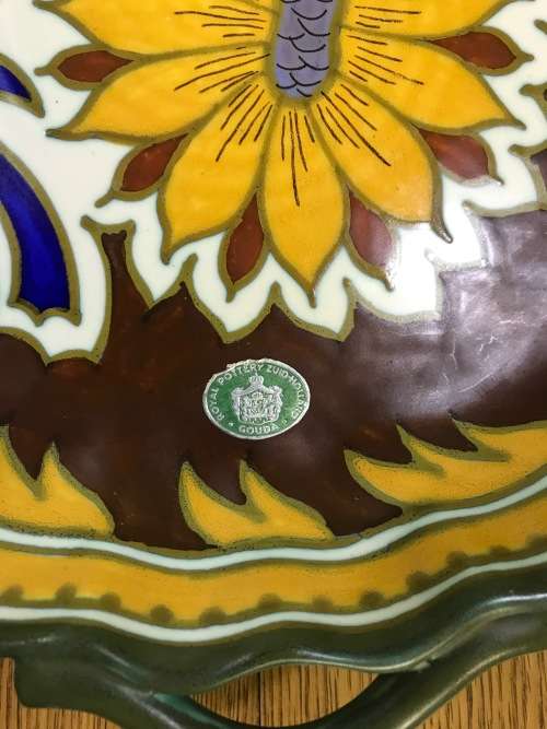 GOUDA ROYAL Zuid Holland BOWL PLATE CHARGER 1948 3236 544? DAHLIA PATTERN FLOWERS FLORAL 3 HANDLES.