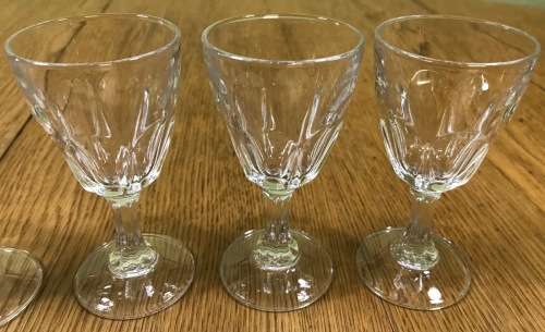 SHERRY PORT APERITIF GLASSES x 6 in the set.