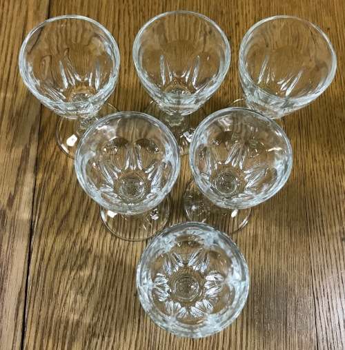 SHERRY PORT APERITIF GLASSES x 6 in the set.