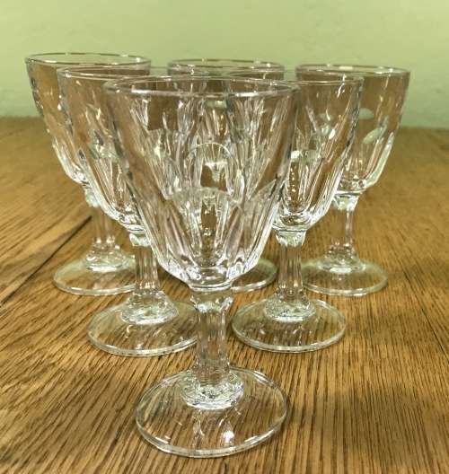 SHERRY PORT APERITIF GLASSES x 6 in the set.