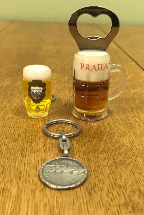 KEYRINGS x 2- FRIDGE MAGNET / OPENER BEER GLASS - MUNCHEN BEER MUG - PARAGUE POLAND - KEY RINGS