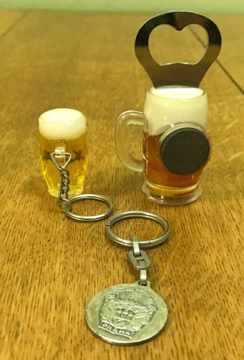 KEYRINGS x 2- FRIDGE MAGNET / OPENER BEER GLASS - MUNCHEN BEER MUG - PARAGUE POLAND - KEY RINGS