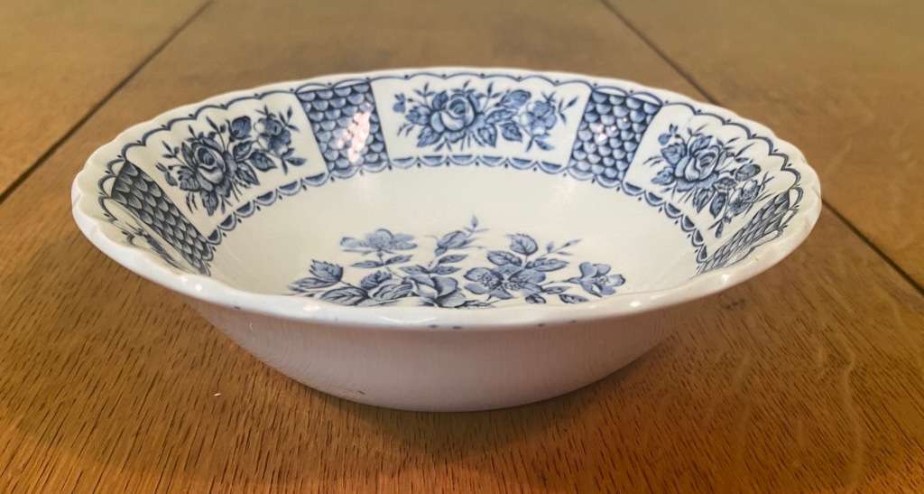 MYOTT - FINE IRONSTONE - ENGLAND - 1982 - BOWL  BLUE and WHITE - FLOWERS - STUNNING!!!!!