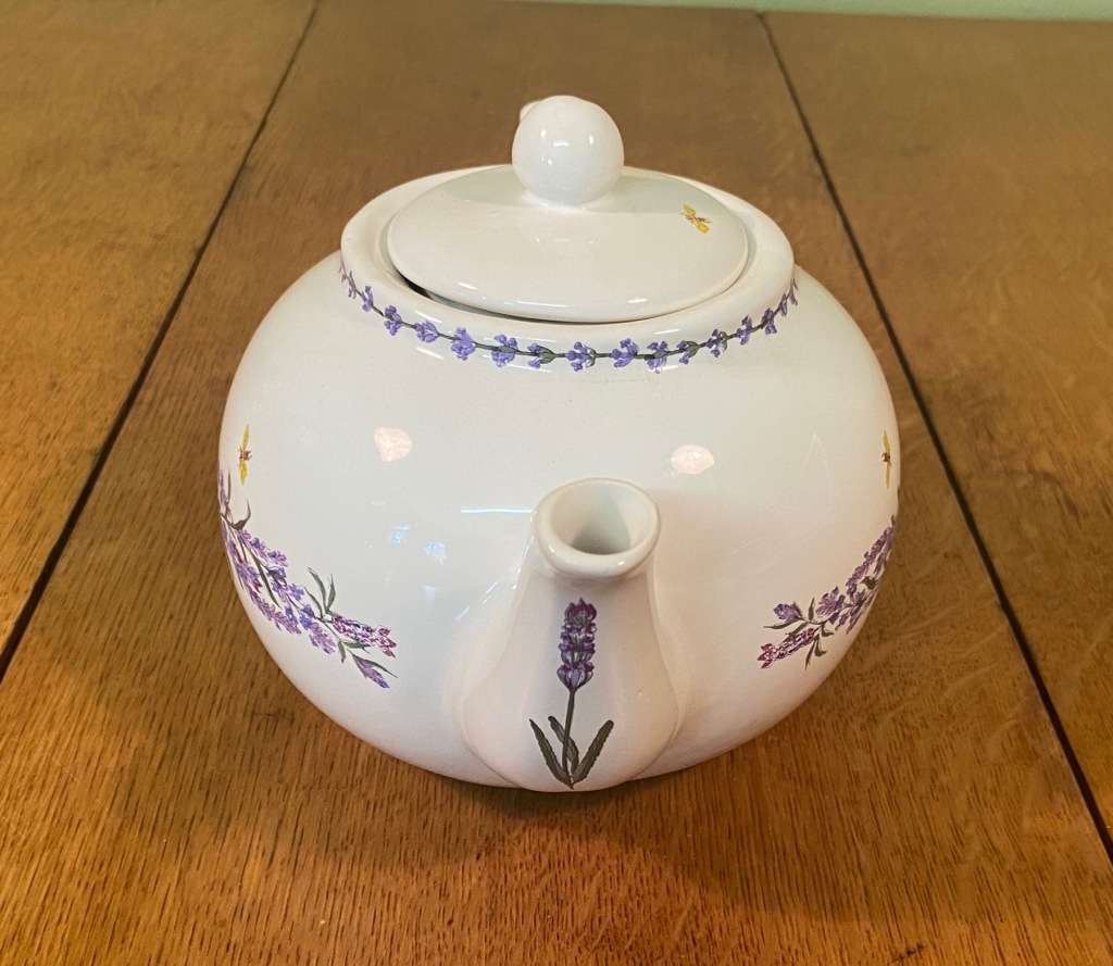 TEA POT - MARGARET ROBERTS BOTANICALS PORCELAIN - LAVENDER & BEES PATTERN - LIKE NEW!!!