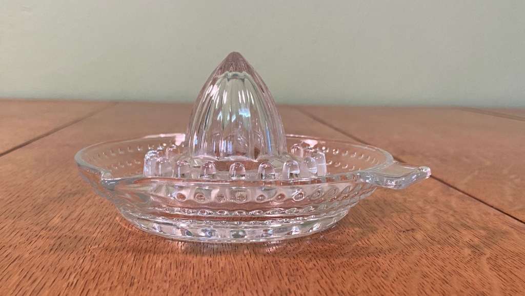 GLASS LEMON / ORANGE SQUEEZER small - Manual Juicer - good condition.