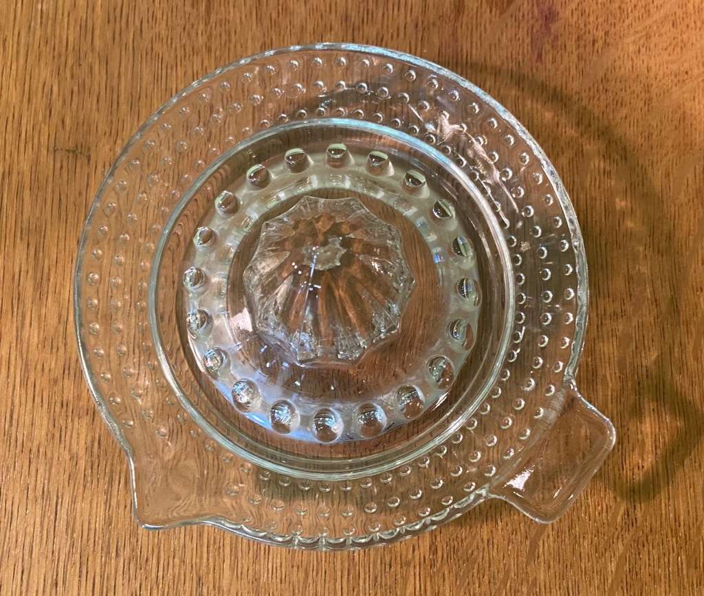 GLASS LEMON / ORANGE SQUEEZER small - Manual Juicer - good condition.