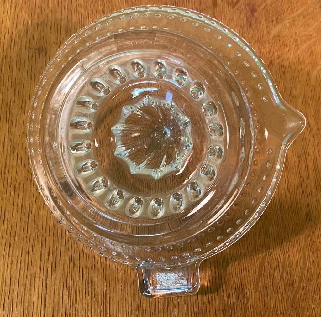 GLASS LEMON / ORANGE SQUEEZER small - Manual Juicer - good condition.