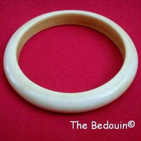 ELEPHANT IVORY BANGLE. 'D' pattern. Vintage, handcrafted & lovely. 34.5 g.