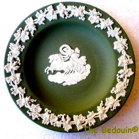 WEDGWOOD JASPERWARE SMALL ROUND DISH. Olive & white. Vintage (1971)