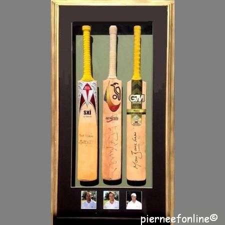 JACQUES KALLIS, MARK BOUCHER and AB DE VILLIERS. Signatures on Cricket bats + photographs. Framed.