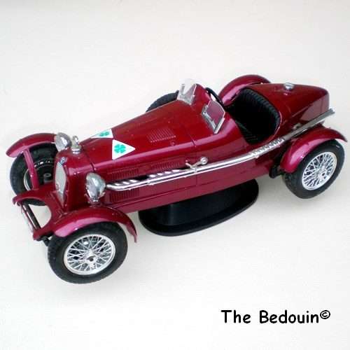 BBURAGO 1934 ALFA ROMEO 8C 2300 TOURER. 1/18 Miniature Die Cast Model. Scarce Burgundy Colour.