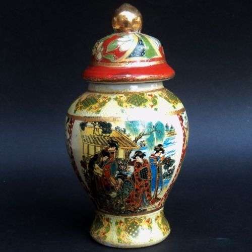 SATSUMA (Japanese) SMALL LIDDED JAR. 16 cm tall.